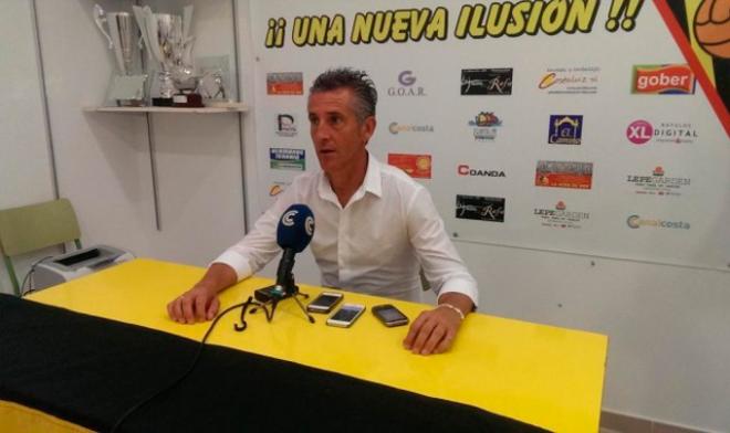 Alejandro Ceballos, entrenador del San Roque de Lepe.