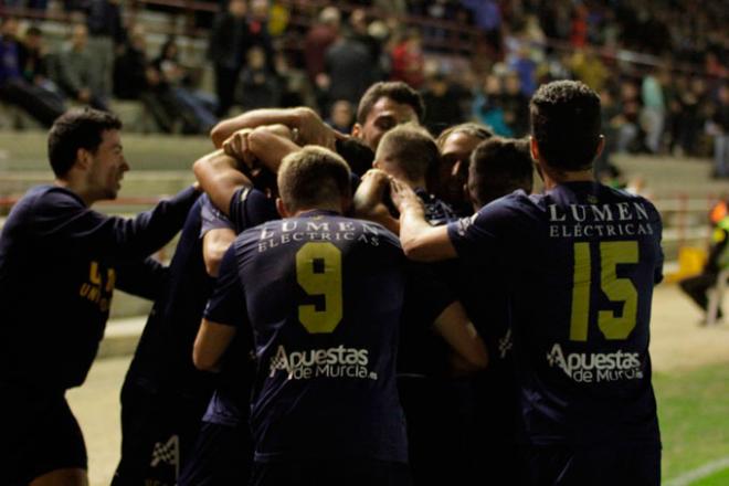 Los jugadores del UCAM celebran un tanto. (FOTO: ucammurciacf.es)