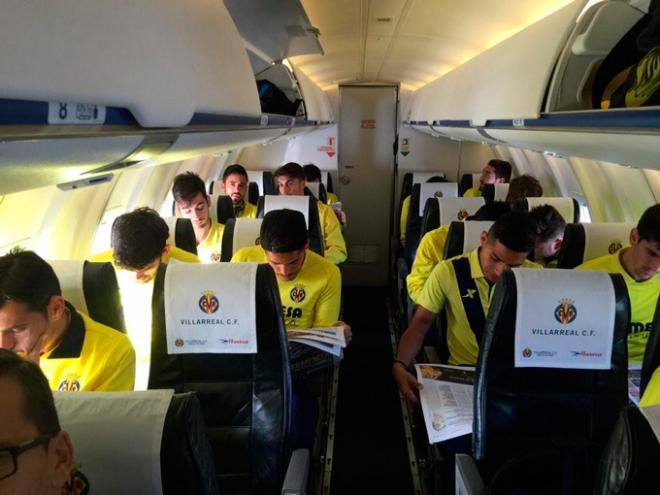 El Villarreal, en el vuelo que le ha llevado a Cádiz. (FOTO: Villarreal CF)