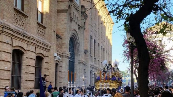 La hermandad de 'Las Cigarreras' durante su estación de penitencia.