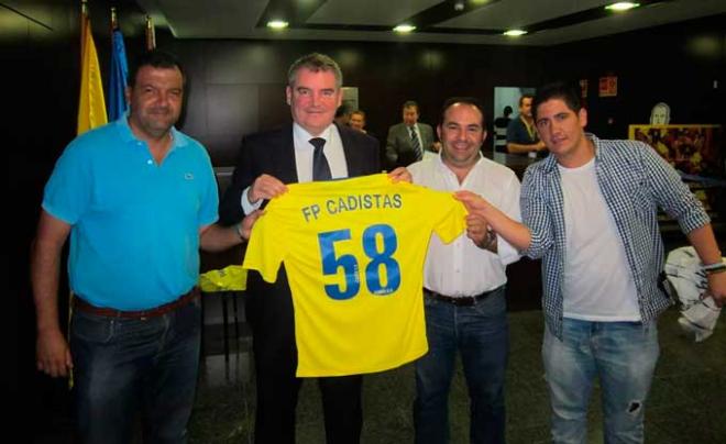 Fernando Arévalo, a la derecha del presidente Manuel Vizcaíno. (FOTO: Cádiz CF)