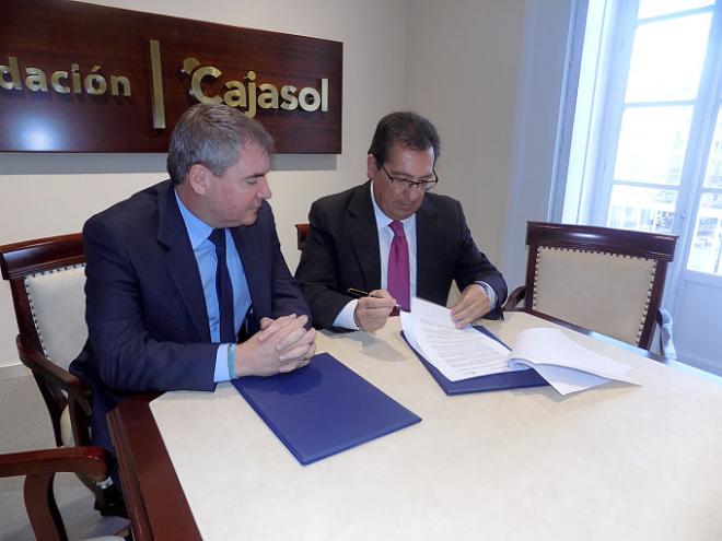 Manuel Vizcaíno junto a Antonio Pulido. (Foto: Cadizcf.com).