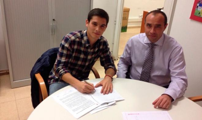 Galindo, firmando su contrato con el Sevilla. (FOTO: sevillafc.es)