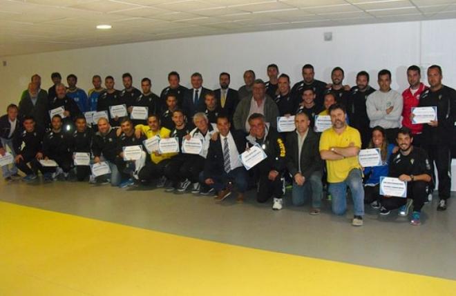 Los técnicos de la cantera con el presidente (Foto: cadizcf.com).