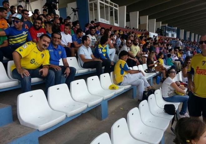 Aficionados amarillos en Melilla. (foto: @onthewens)