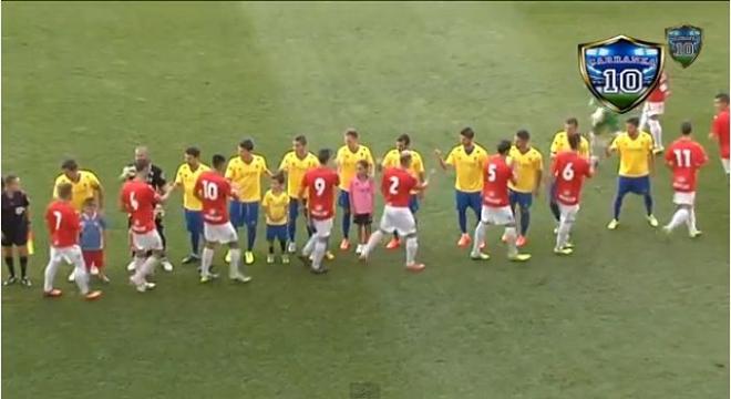 Los jugadores del Cádiz y de la Roda se saludan antes del inicio del encuentro.