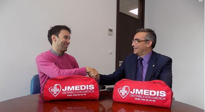 José Manuel Serrano, gerente de JMEDIS (izq.), junto al consejero del Cádiz CF, Luis Sánchez Grimaldi. (Foto:webcadizcf.com).