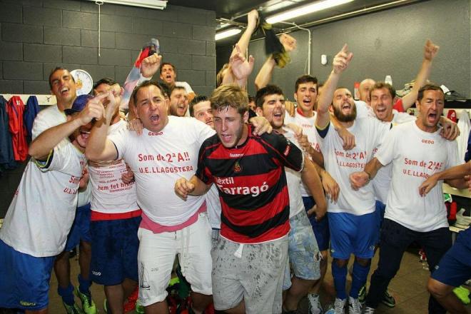 El Llagostera, en la celebración del ascenso.El Llagostera, en la celebración del ascenso.