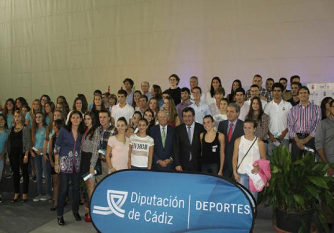 Foto de familia de los deportistas reconocidos.