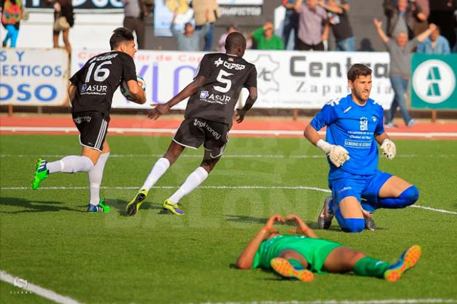 Los jugadores albinegros celebran su gol. (FOTO: realbalompedicalinense.net)