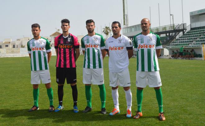 Las nuevas camisetas del Sanluqueño. (FOTO: Paco Bernal)