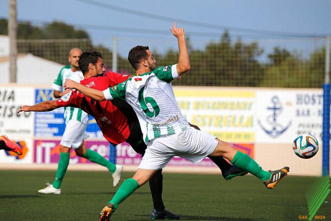 Imagen del partido del Sanluqeño contra el Formentera. (Foto: Futbolbalear.es).