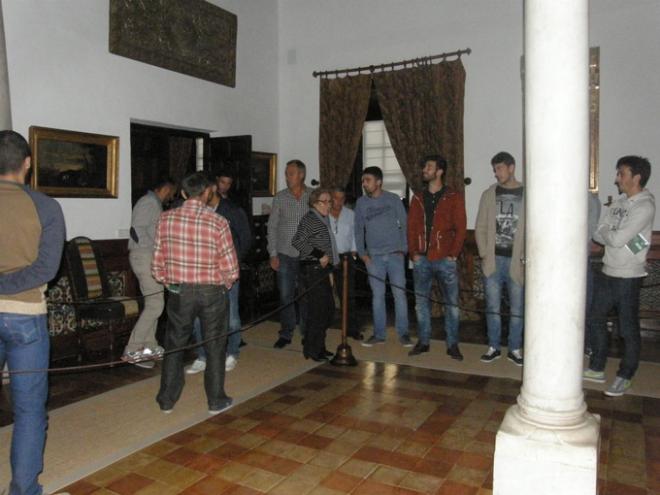 Los jugadores del Sanluqueño, en el palacio de la Duquesita. (FOTO: Paco Bernal)
