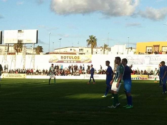 El Atlético Sanluqueño durante su encuentro ante el Écija Balompié. (Foto: Paco Bernal).