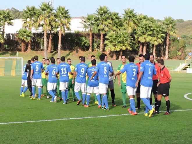 El saludo inicial entre los jugadores del San Fernando y de la UD Los Barrios.