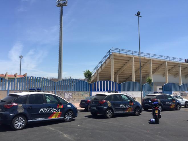 Los coches policiales llegados a La Juventud.