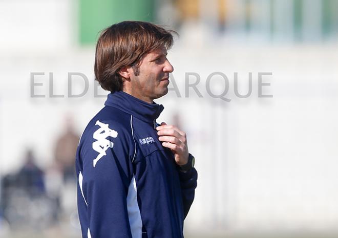 Jesús Mendoza, dirigiendo a sus hombres en La Juventud. (FOTO: Cristo García)