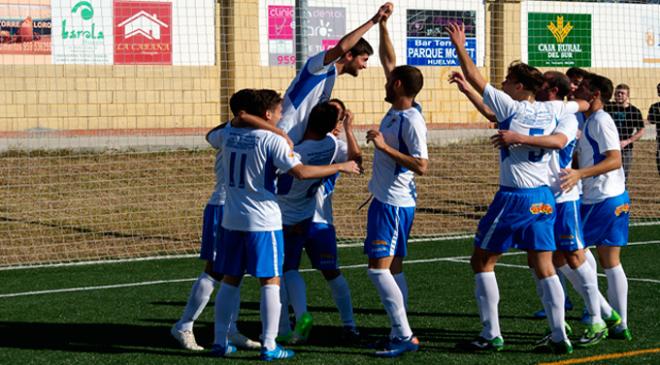 Álex, con el número 5, celebra un gol en Mazagón. (FOTO: xerezclubdeportivo.es)