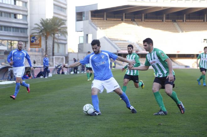 Paquito protege el balón en una acción del primer periodo.