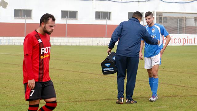 Fran Vargas, en el momento de abandonar el campo en Rota.