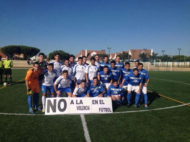 Imagen de los dos equipos antes del inicio del encuentro (Foto: www.xerezclubdeportivo.es).