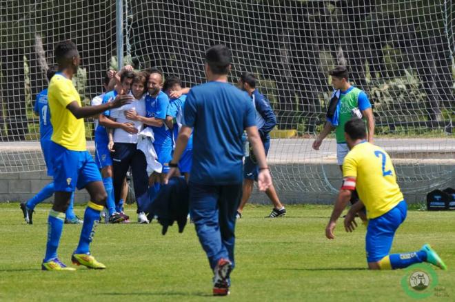 Mendoza es felicitado por sus jugadores tras el partido (Foto: Mabel Morcillo).