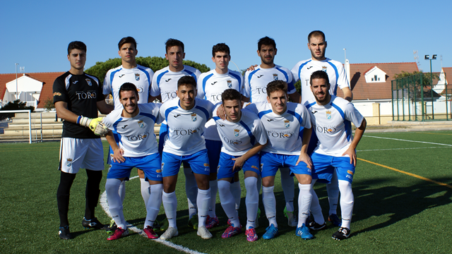 Imagen del once que salió de inicio  en Mazagón, con Álex en la fila superior junto al portero Miguel (Foto: www.xerezclubdeportivo.es).