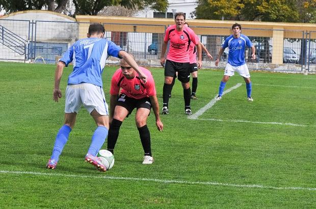 Albertito intenta una jugada individual en el primer periodo.