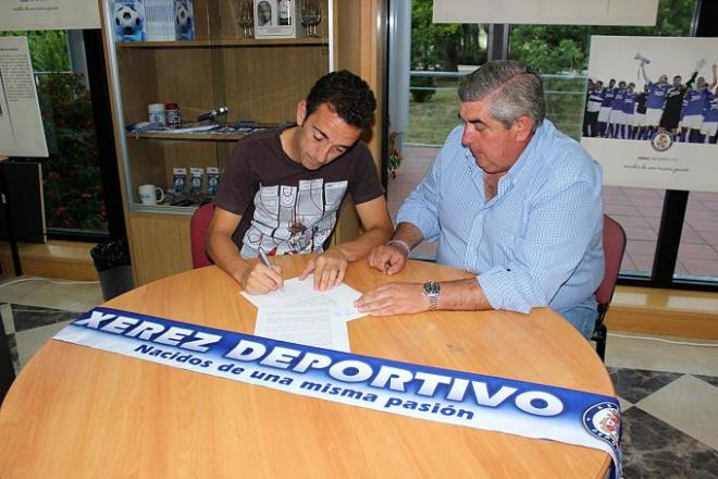 El defensa Cornejo en la firma de su contrato.