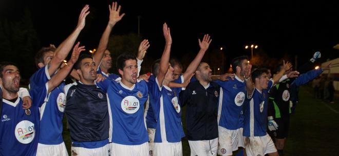 Los azulinos celebran la victoria en La Unión al final del partido. /XEREZDEPORTIVOFC.COM