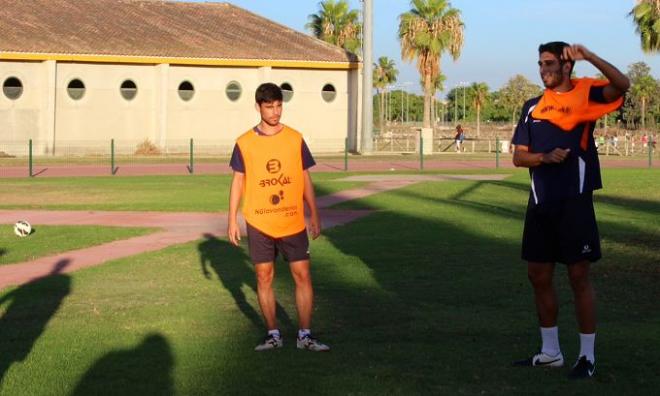 El defensa Olmo durante un entrenamiento.