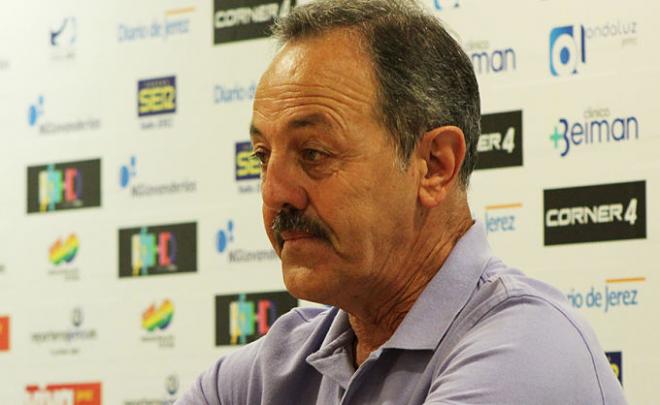 Carlos Orúe, en rueda de prensa. (FOTO: xerezdeportivofc.com)