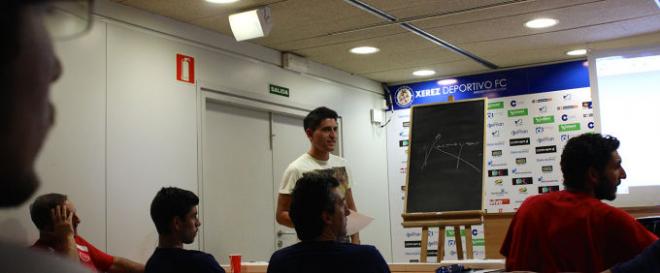 El colegiado Sánchez Rincón durante la charla a los jugadores xerecistas.