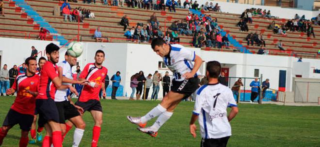 Guille cabecea para hacer el primer gol xerecista. (FOTO: xerezdeportivofc.com)