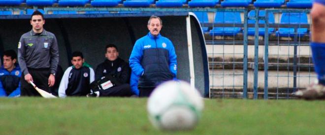 Carlos Orúe, en el banquillo de La Juventud. (FOTO: xerezdeportivofc.com)