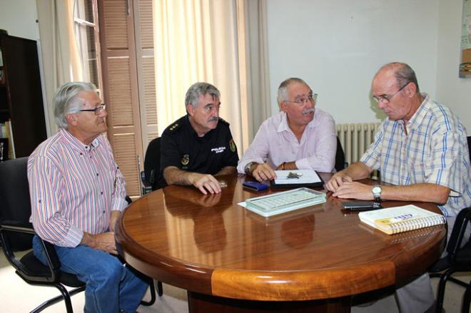 El presidente y el delegado del club, con representantes policiales.