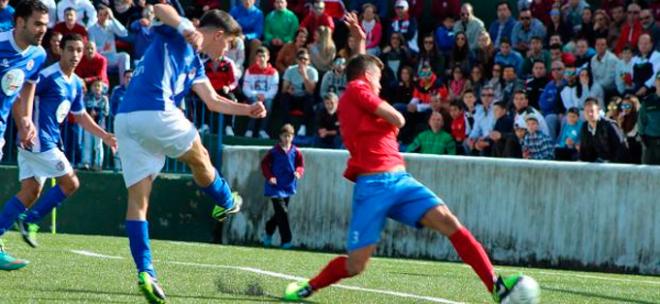 Álex Padilla abrió el marcador en Ubrique. (FOTO: xerezdeportivofc.com)