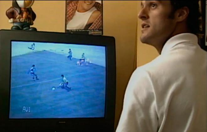 Kiko Narváez, en el año 98 visionando su vídeo de Mágico González.