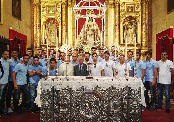 La plantilla del Xerez CD ha asistido a la ofrenda floral de este martes.