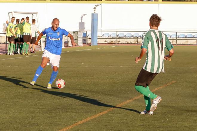 El futbolista en un partido con los xerecistas. (Foto: Xerezclubdeportivo.es).