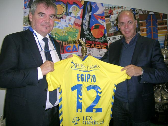 Vizcaíno entrega la camiseta al conjunto egipcio. (Foto: Cádiz CF).