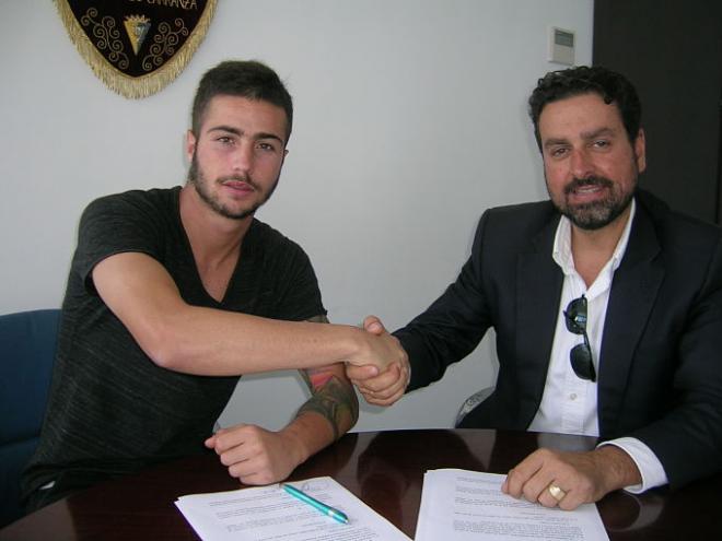 El propio jugador junto a Martín José García Marichal. (Foto: Cádiz CF).