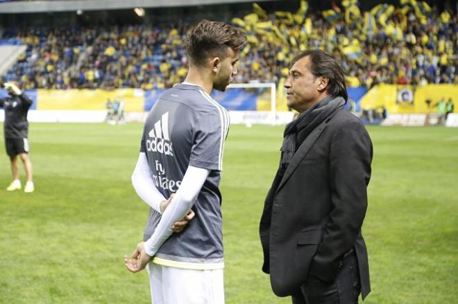 Mayoral habla con Alfredo, segundo entrenador del Cádiz, antes del partido.