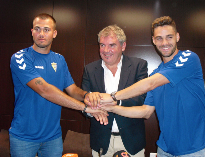 Los dos futbolistas junto a Manuel Vizcaíno. (Foto: Cadizcf.com).