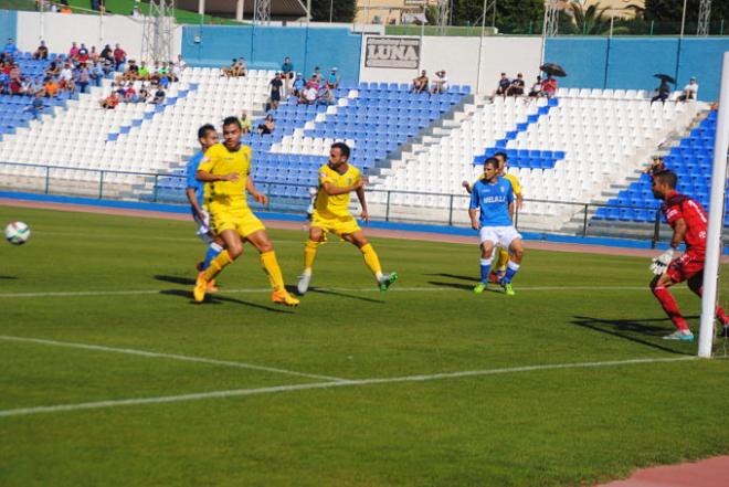 El jugador amarillo, a la derecha, en un partido liguero junto a Josete.