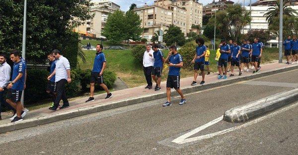 Los jugadores del Cádiz pasean por Santander.