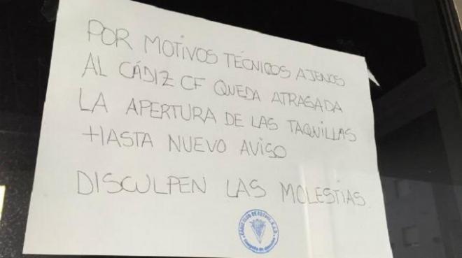 Cartel que informaba del problema en la taquilla de Carranza. (FOTO: delcadiz.es)