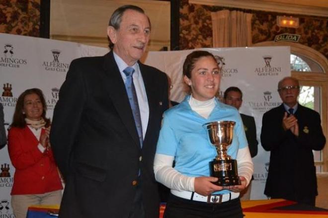 María Parra con el trofeo de campeona. (Foto: RFGA)