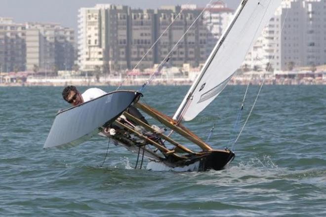 Ramón Calero, navegando en la Bahía de Cádiz.