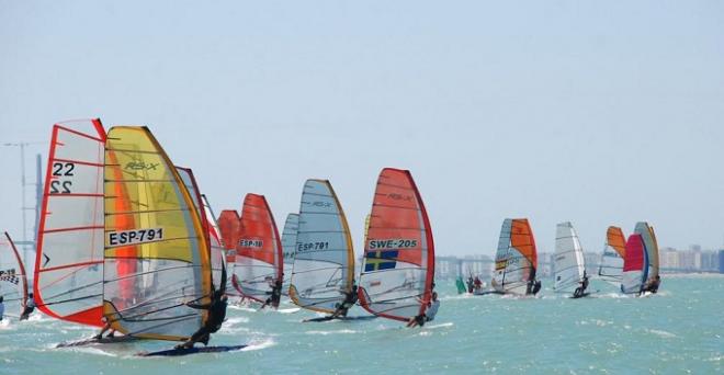 Las tablas de windsurf llenarán la bahía de Cádiz.